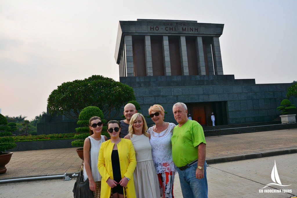 Tourists check in at Ho Chi Minh Mausoleum - Hanoi